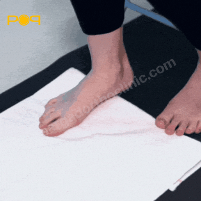 چلاندن حوله با کف پا